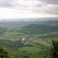 Výhled z Milešovky na jih (© Azenion; Wikipedia; CC BY-SA 3.0)