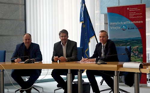 Dirk Hilbert, Daniel Brade und Heiko Lachmann (v.l.) bei der Unterzeichnung des Sponsoringvertrages (© Landeshauptstadt Dresden)