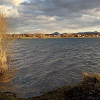 Barbora lake with view of the Bohemian low mountain range (© MartinVeselka; Wikipedia; CC BY-SA 4.0)