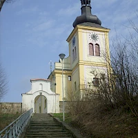 Kostel s přístupovým schodištěm (© Beach.boy.22; Wikipedia; CC BY-SA 4.0)