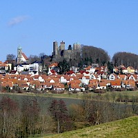 Burg und Stadt Stolpen (© Jörg Blobelt; Wikipedia; CC BY-SA 4.0)