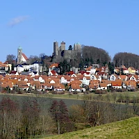 Hrad a město Stolpen (© Jörg Blobelt; Wikipedia; CC BY-SA 4.0)