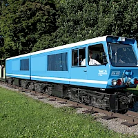 Bateriová lokomotiva EA 02 © Henry Mühlpfordt; Wikipedia; CC BY-SA 3.0