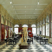 Galerie-Café im „Deutschen Saal“ (© SchiDD; Wikipedia; CC BY-SA 4.0)