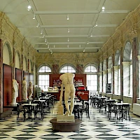 Gallery Café in the „German Hall' (© SchiDD; Wikipedia; CC BY-SA 4.0)