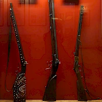 Karl-May-Museum Radebeul - die berühmten drei Gewehre (© Karl May Museum Radebeul)