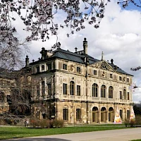 Palác ve Velké zahradě (zdroj: Landeshauptstadt Dresden, museum-euroregion-elbe-labe.eu)