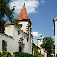 Zámek Benešov n.Pl. (© SchiDD; Wikipedia; CC BY-SA 4.0)