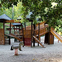 Playground in the Zoo Děčín (© Jan Polák; Wikipedia; CC BY-SA 3.0)