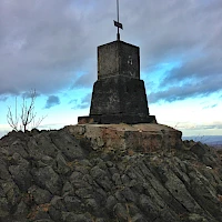 Výlev čediče na vrcholu; stary kříž (© Ladislav Faigl; Wikipedia; CC BY-SA 3.0)