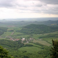 Výhled z Milešovky na jih (© Azenion; Wikipedia; CC BY-SA 3.0)