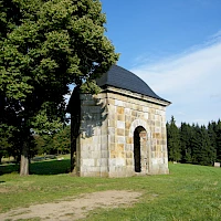 Kaple Nejsvětější Trojice u Mikulášovic (© Gumideck; Wikipedia; CC BY-SA 4.0)