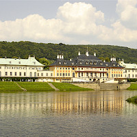 Schloss Pillnitz vom anderen Elbufer (© Geo-Loge; Wikipedia; CC BY-SA 3.0)