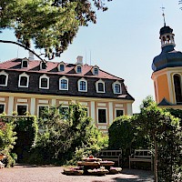 Landschloss Zuschendorf und Kirche (© Norbert Kaiser; Wikipedia; CC BY-SA 2.5)