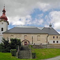 Kostel sv. Mikuláše se skleněnou střechou v Petrovicích  (© SchiDD; Wikipedia;  CC BY-SA 3.0 )