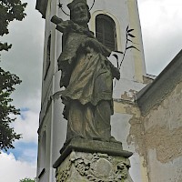 Nikolauskirche in Petrovice (Peterswald) (© SchiDD; Wikipedia;  CC BY-SA 3.0 )