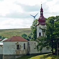 Kostel sv. Mikuláše se skleněnou střechou v Petrovicích  (© SchiDD; Wikipedia;  CC BY-SA 3.0 )