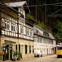 Die Kirnitzschtalbahn am Lichtenhainer Wasserfall (© Gliwi; Wikipedia; CC BY-SA 3.0)