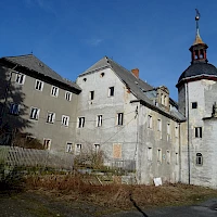 Schloss Naundorf Zustand März 2019 (© Bybbisch94; Wikipedia; CC BY-SA 4.0)