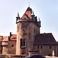 bergseitige Ansicht mit Bergfried (© Norbert Kaiser; Wikipedia; CC BY-SA 2.5)