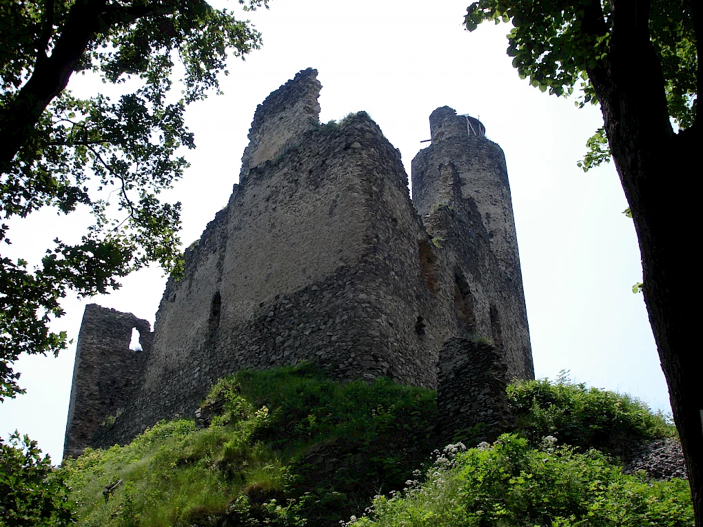 Burg Kostomlaty (© Rolf-Dresden; Wikipedia;  CC BY-SA 2.5)