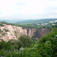 Blick über die Pinge (© Der_Oberlausitzer; Wikipedia; CC BY-SA 3.0)