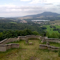 Pohled z vyhlídkové terasy Kalvárie (© RadekS; Wikipedia; CC BY-SA 3.0)