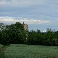 Kirchruine des Hl. Wenzel, im Hintergrund Štětí (© Euroregion Elbe/Labe)