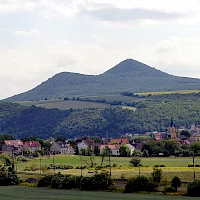 Lovoš from the north (© Sefjo; Wikipedia; CC BY-SA 3.0)