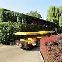Restaurant and zoo train (© Hadonos; Wikipedia; CC BY-SA 3.0)