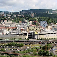 Blick von der Větruše auf das Stadtzentrum mit der Talstation der Seilbahn (© Till Menzer)