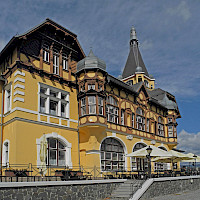 Výhlídková terasa hotelu a restaurace (© SchiDD; Wikipedia; CC BY-SA 4.0)