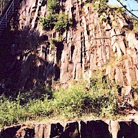 Basaltkegel auf dem Cottaer Spitzberg (© Norbert Kaiser; Wikipedia; CC BY-SA 3.0)