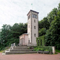 Aussichtsturm „Otto´s Eck“ von 1867 im Schloßpark (© Jörg Blobelt; Wikipedia; CC BY-SA 4.0)