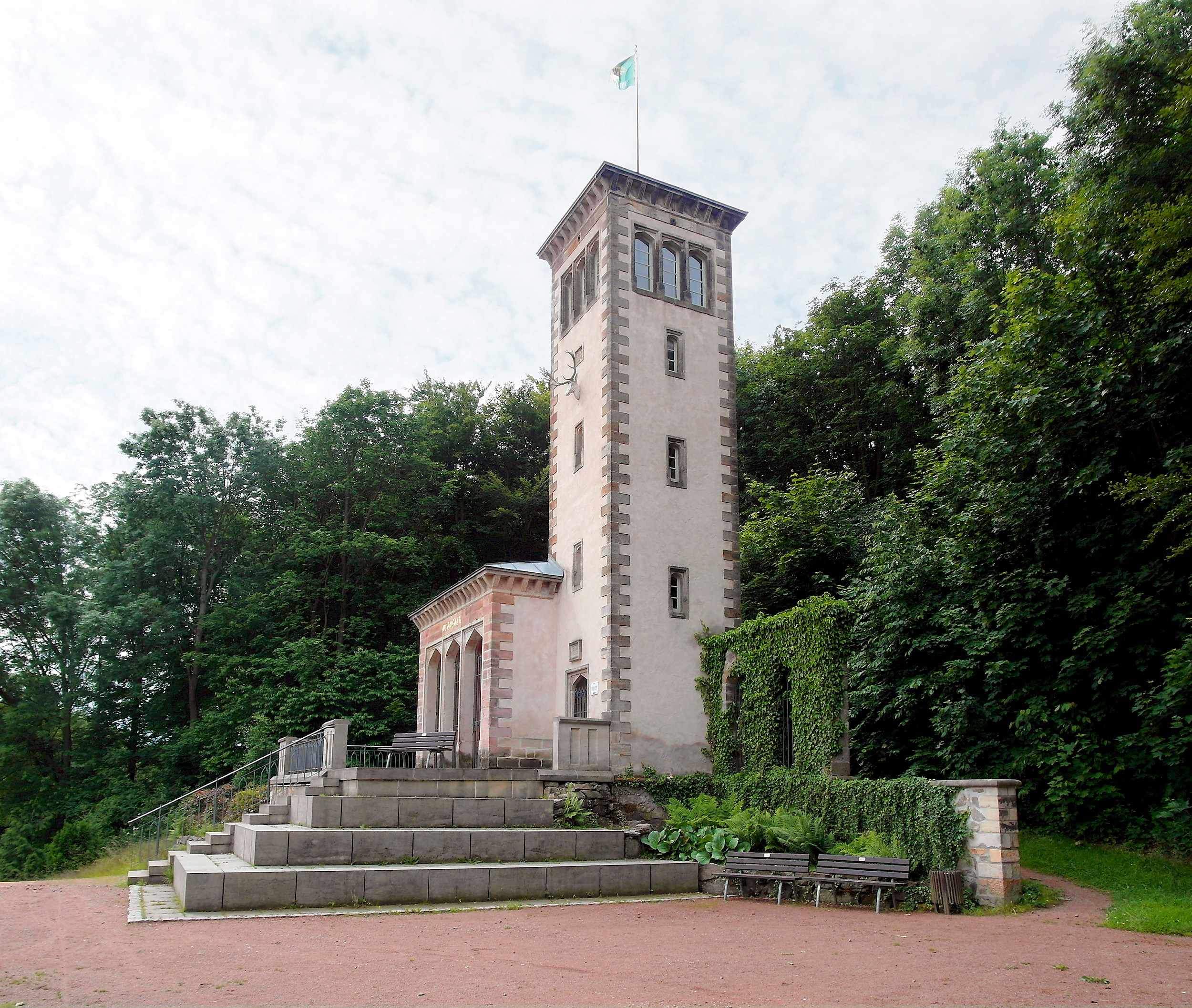 Aussichtsturm „Otto´s Eck“ von 1867 im Schloßpark (© Jörg Blobelt; Wikipedia; CC BY-SA 4.0)