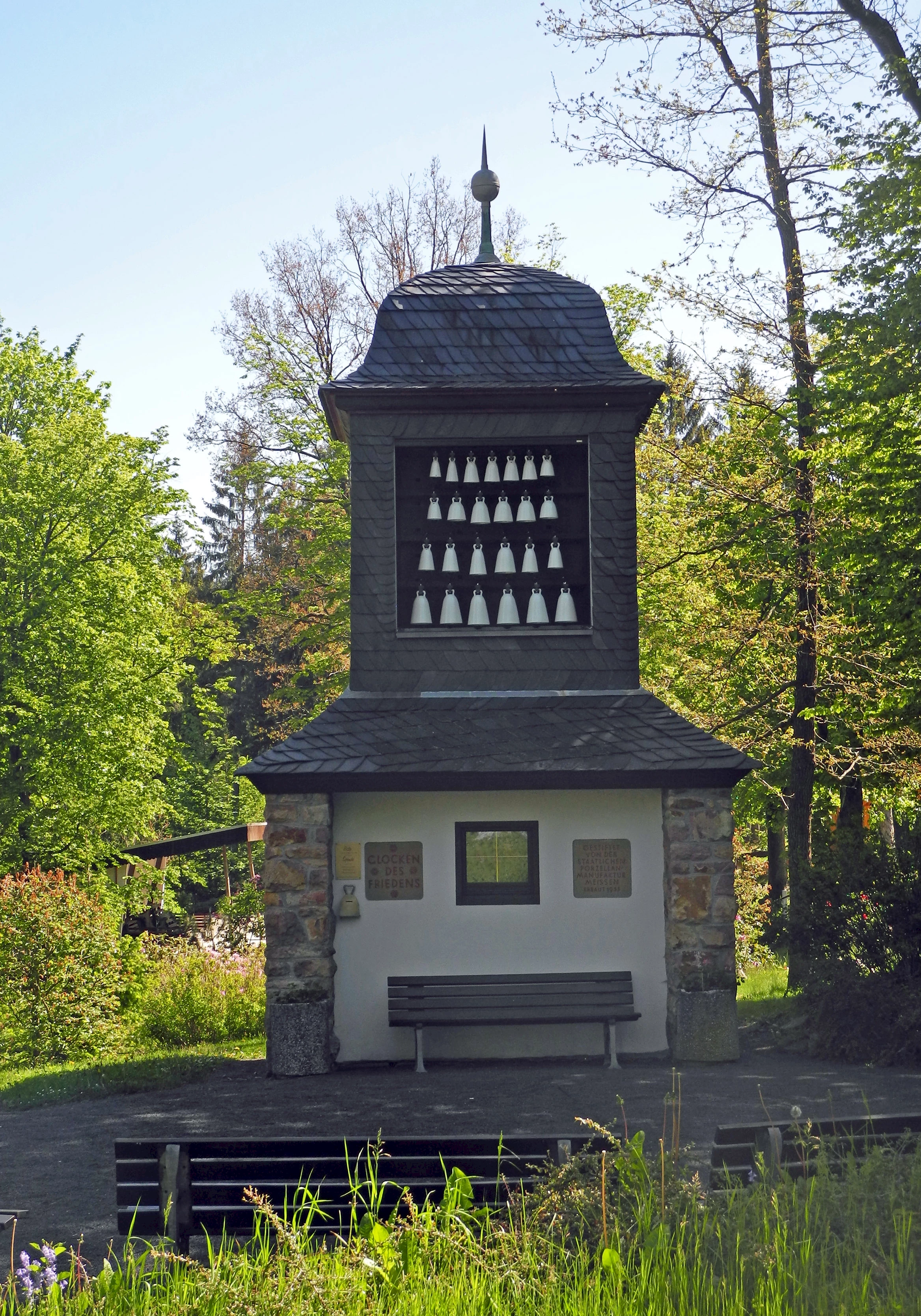 Porzellan-Glockenspiel im Kurpark Bärenfels (© SchiDD; Wikipedia; CC BY-SA 4.0)