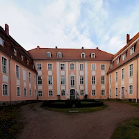 Schloss Reichstädt, Ehrenhof (© Lysippos; Wikipedia; CC BY-SA 3.0)