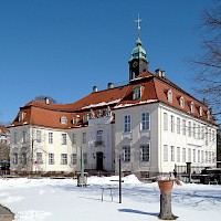 Winter am Schloss Reinhardtsgrimma, 2013 (© Jörg Blobelt; Wikipedia; CC BY-SA 4.0)