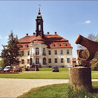 Vorderansicht des Schlosses, 2006 (©Norbert Kaiser; Wikipedia; CC BY-SA 3.0)