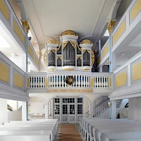 Dorfkirche Reinhardtsgrimma (© Jörg Blobelt ; Wikipedia; CC BY-SA 4.0)