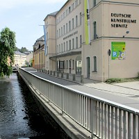 Beschreibung; kann HTML enthalten, z.B. im Copyright (© Lupus in Saxonia; Wikipedia; CC BY-SA 4.0)