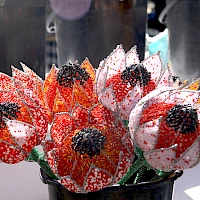Kunstblumen aus Draht und Perlen (© Hp.Baumeler; Wikipedia; CC BY-SA 4.0)