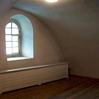 Raum der ehem. Unterburg an der Empore in der Kirche (© Foto Andre Kaiser; Wikipedia; CC BY-SA 3.0)