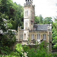 Blick von der Burgruine zum Schloss (2012) (© MatthiasDD; Wikipedia; CC BY-SA 3.0)