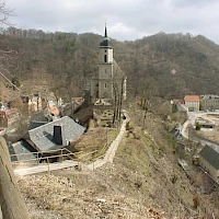 Blick zur Unterburg mit Kirche (©Mewes; Wikipedia; CC BY-SA 3.0)