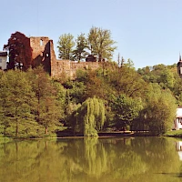 Blick vom Schlossteich auf die Burgruine und die Kirche in Tharandt(© Norbert Kaiser ; Wikipedia; CC BY-SA 3.0)