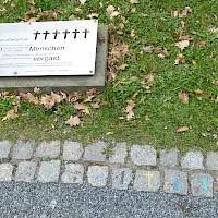 Gedenkspur für die 14.751 ermordeten Menschen (© Brücke-Osteuropa; Wikipedia; CC BY-SA 3.0)