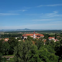 Blick vom Aussichtsturm Kratochvíl nach Norden, über Roudnice hinweg (© Marie Čcheidzeová; Wikipedia; CC BY-SA 3.0)