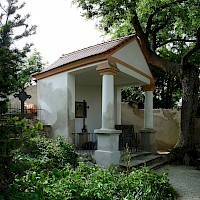 Tomb of Ulrika von Levetzow in the cemetery at the Church of St Wenceslaus (© Jitka Erbenová; Wikipedia; CC BY-SA 3.0)