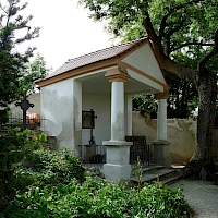 Hrobka Ulriky von Levetzow na hřbitově u kostela sv. Václava (© Jitka Erbenová; Wikipedia; CC BY-SA 3.0)